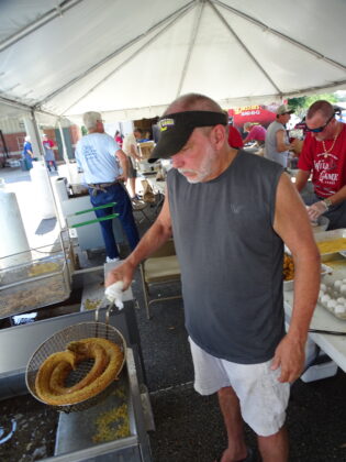 <p><p>Tom Bechtol cooks up a rattlesnake (or two)</p></p><p></p>